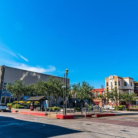 Blue Skies Ahead Quick Walk Into Town And Beach Galveston Exteriér fotografie