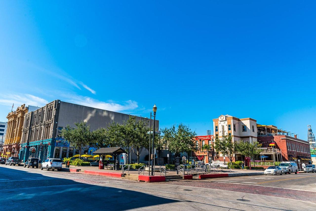 Blue Skies Ahead Quick Walk Into Town And Beach Galveston Exteriér fotografie