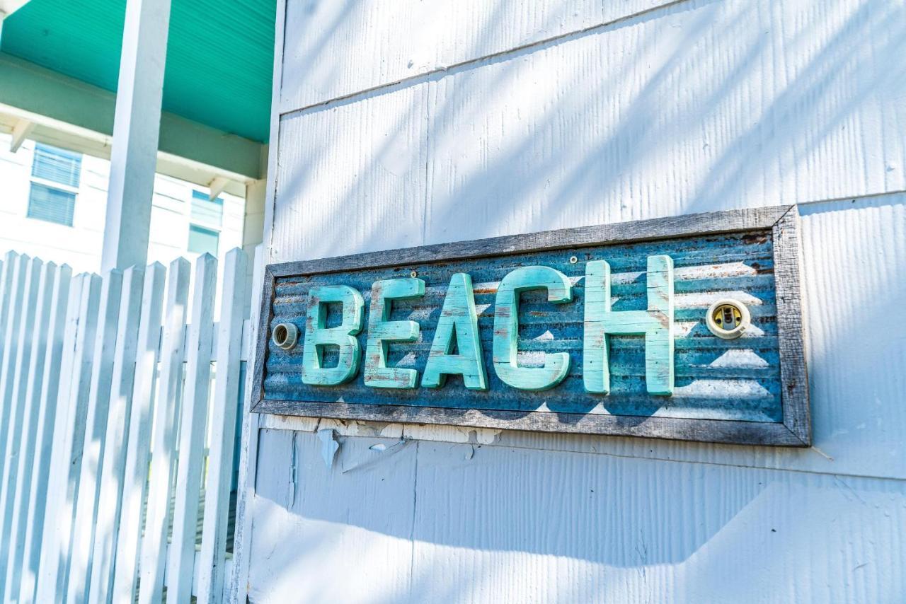 Blue Skies Ahead Quick Walk Into Town And Beach Galveston Exteriér fotografie